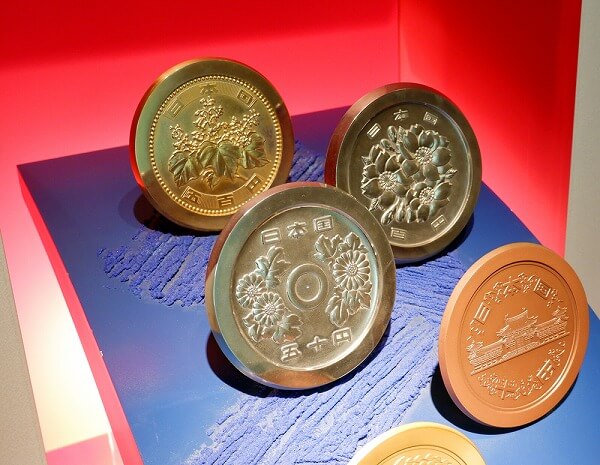 プレミア記念硬貨 価値ある昔のお金古銭の買取査定で現金化コレクターが集う